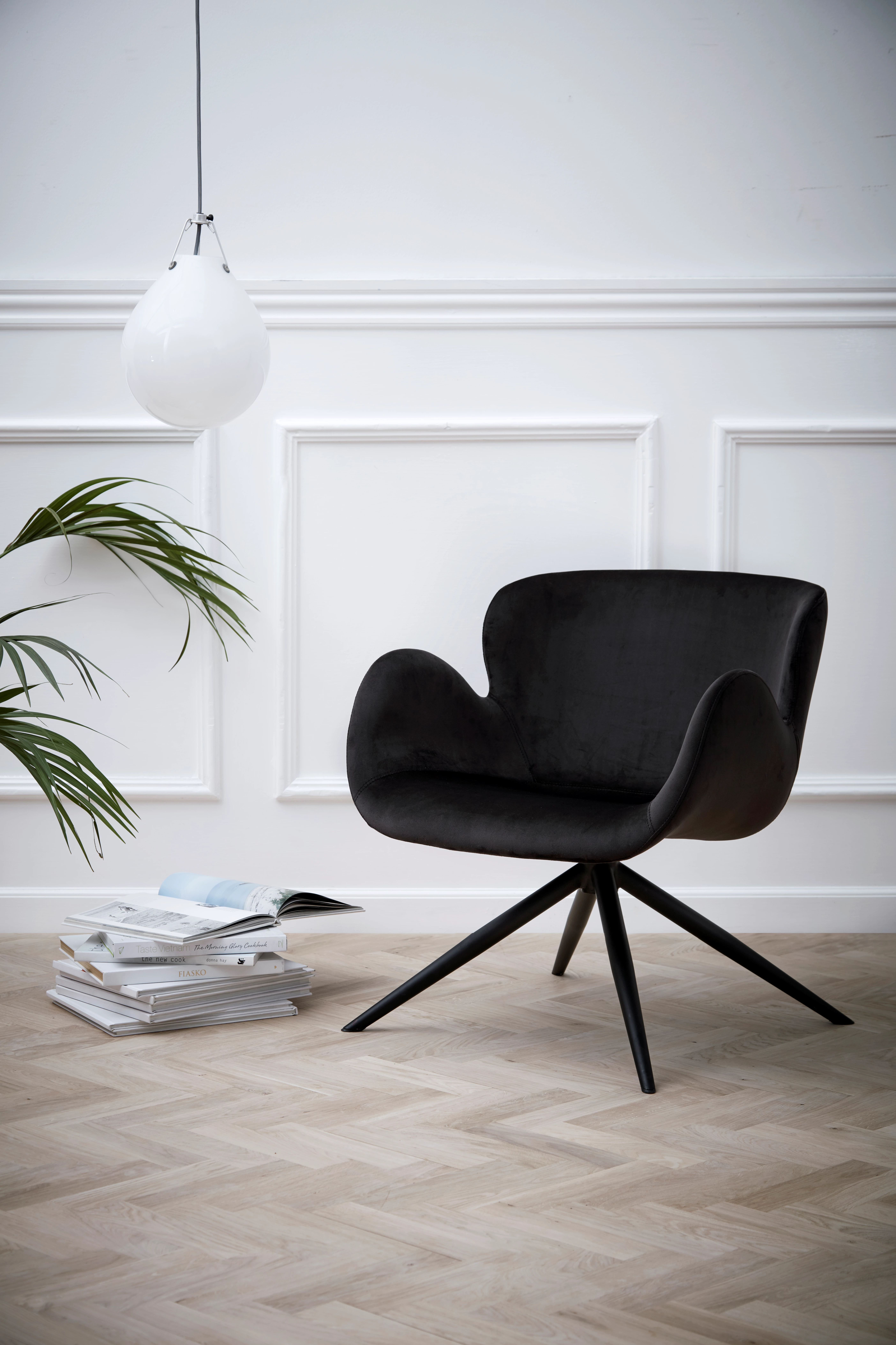 GAIA Lounge Sessel Samt mit schwarzen Beinen
